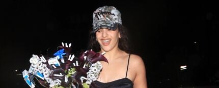 Rosalía con el ramo de flores para Charli xcx