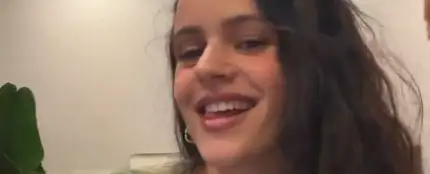 Rosalía se hace las uñas y estrena nuevo tema: el directo completo Rosalía se hace las uñas y estrena nuevo tema: el directo completo