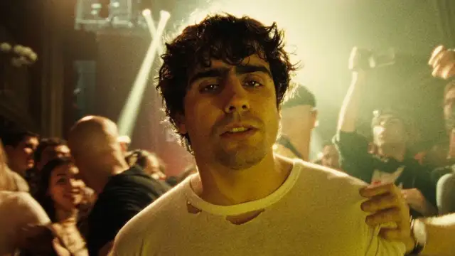 Diego Ibáñez, de Carolina Durante, en el vídeo de 'Joderse la Vida'