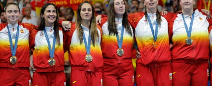 Las waterpolistas españolas posan con la medalla de oro en el podio de los Juegos Olímpicos de París 2024 este sábado en Nanterre, Francia.