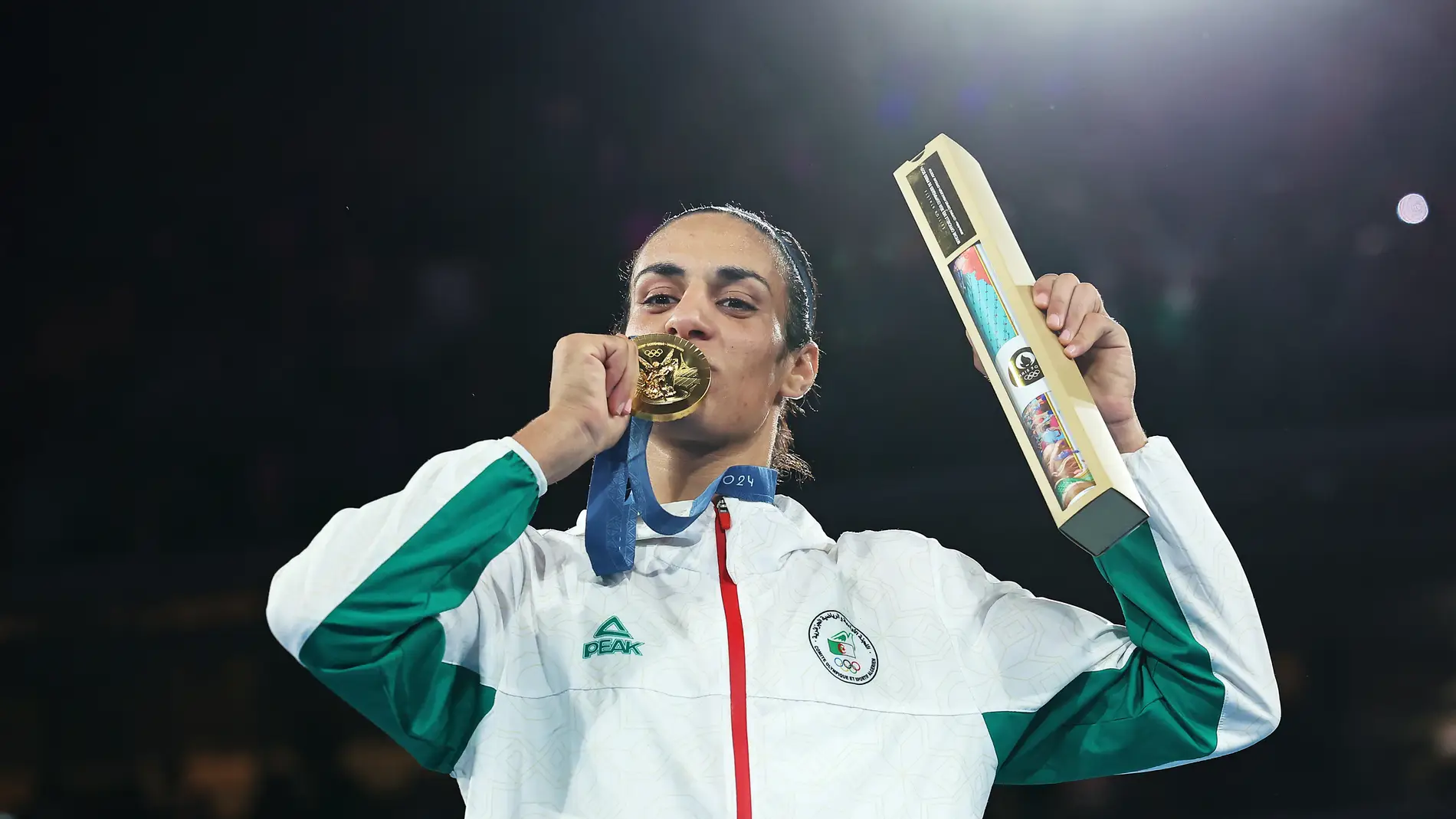 Imane Khelif con su medalla de oro en París 2024 Imane Khelif con su medalla de oro en París 2024