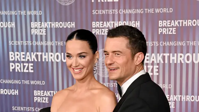Katy Perry se lanza desde un helicóptero junto a Orlando Bloom