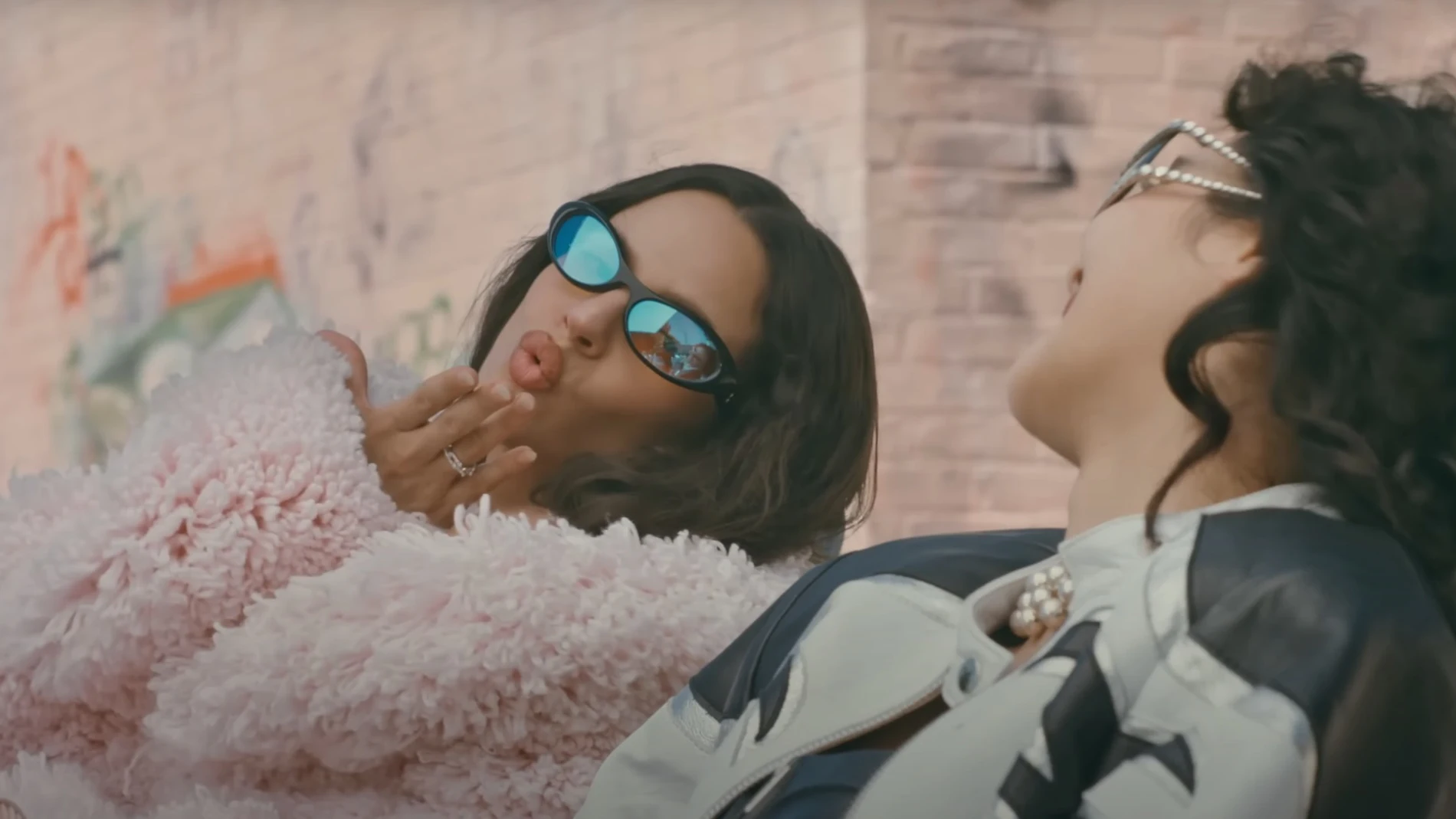 Rosalía y Lisa en el adelanto del videoclip de 'New Woman' Rosalía y Lisa en el adelanto del videoclip de 'New Woman'