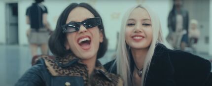 Rosal&iacute;a y Lisa en el videoclip de 'New Woman', su colaboraci&oacute;n