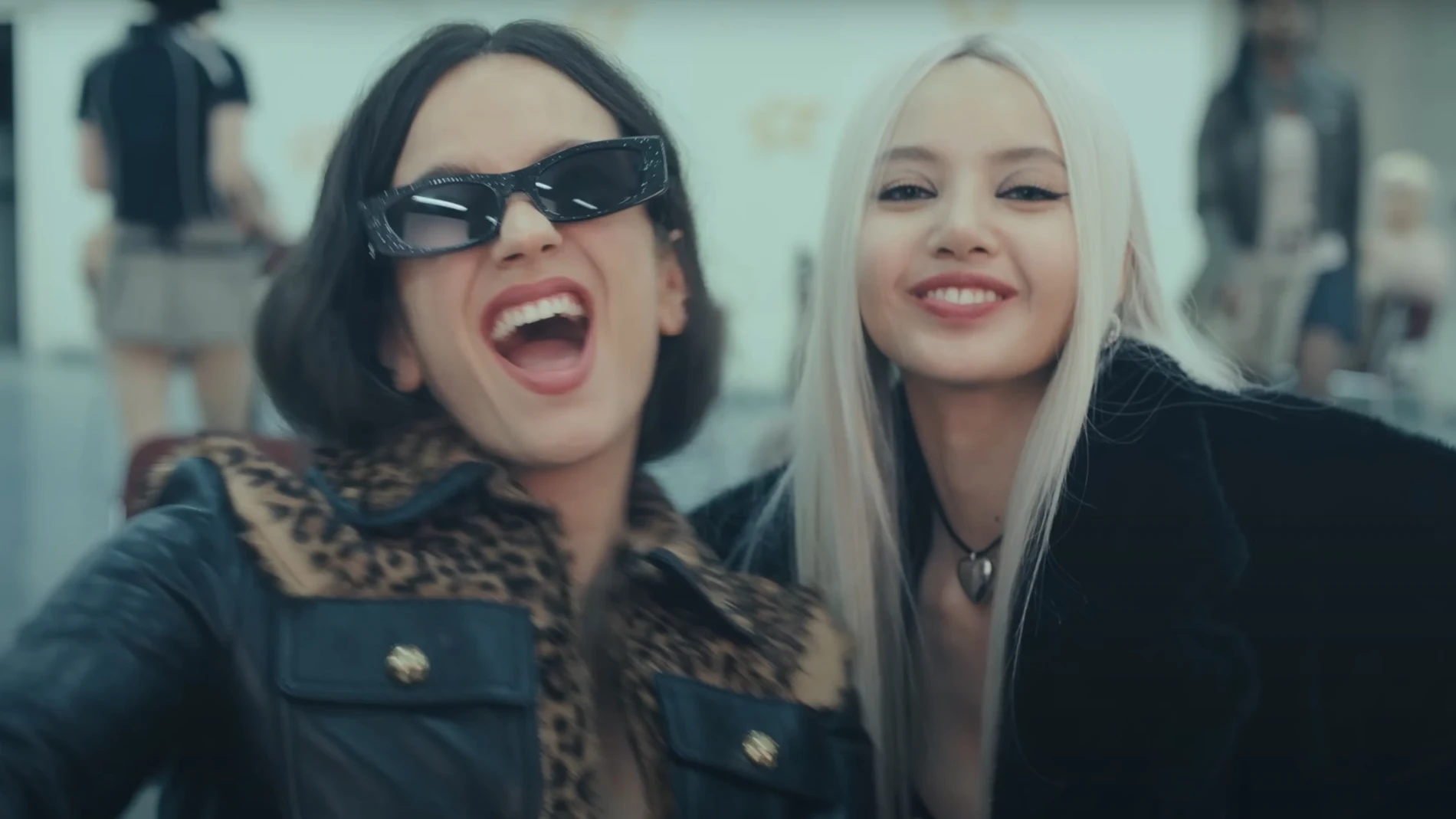 Rosalía y Lisa en el videoclip de 'New Woman', su colaboración Rosalía y Lisa en el videoclip de 'New Woman', su colaboración