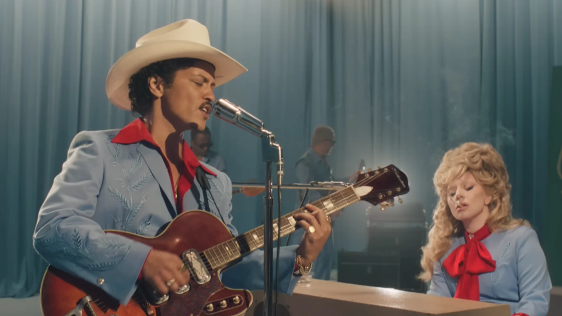 Bruno Mars y Lady Gaga en el videoclip de 'Die With A Smile' Bruno Mars y Lady Gaga en el videoclip de 'Die With A Smile'