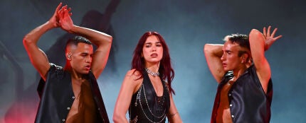 Dua Lipa junto a sus bailarines en el Festival de Glastonbury 2024