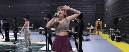 Taylor Swift en el videoclip de 'I can do it with a broken heart' Taylor Swift en el videoclip de 'I can do it with a broken heart'
