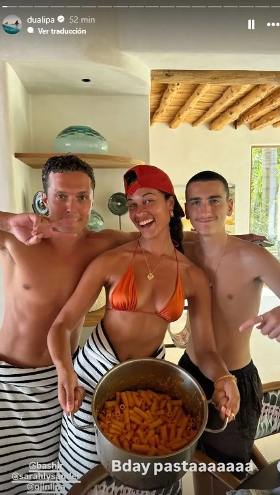 Los amigos de Dua Lipa celebrando con ella su cumpleaños Los amigos de Dua Lipa celebrando con ella su cumpleaños