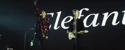 Fotograma del videoclip del directo de 'Cada vez' de Elefantes junto a Gabriel de la Rosa, de Shinova Fotograma del videoclip del directo de 'Cada vez' de Elefantes junto a Gabriel de la Rosa, de Shinova