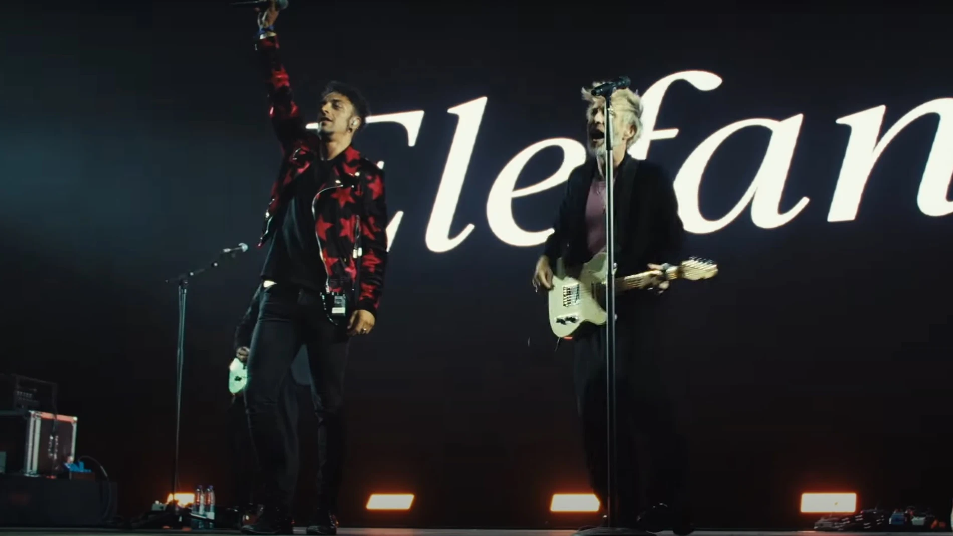 Fotograma del videoclip del directo de 'Cada vez' de Elefantes junto a Gabriel de la Rosa, de Shinova Fotograma del videoclip del directo de 'Cada vez' de Elefantes junto a Gabriel de la Rosa, de Shinova
