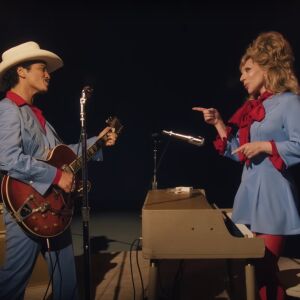 Bruno Mars y Lady Gaga en el videoclip de &#39;Die With A Smile&#39;