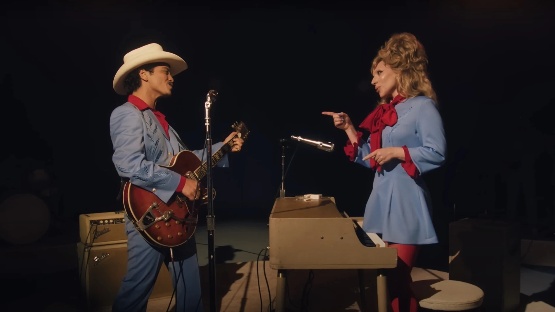 Bruno Mars y Lady Gaga en el videoclip de 'Die With A Smile' Bruno Mars y Lady Gaga en el videoclip de 'Die With A Smile'