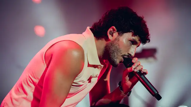 Sebastián Yatra rompe a llorar en su concierto en Tenerife