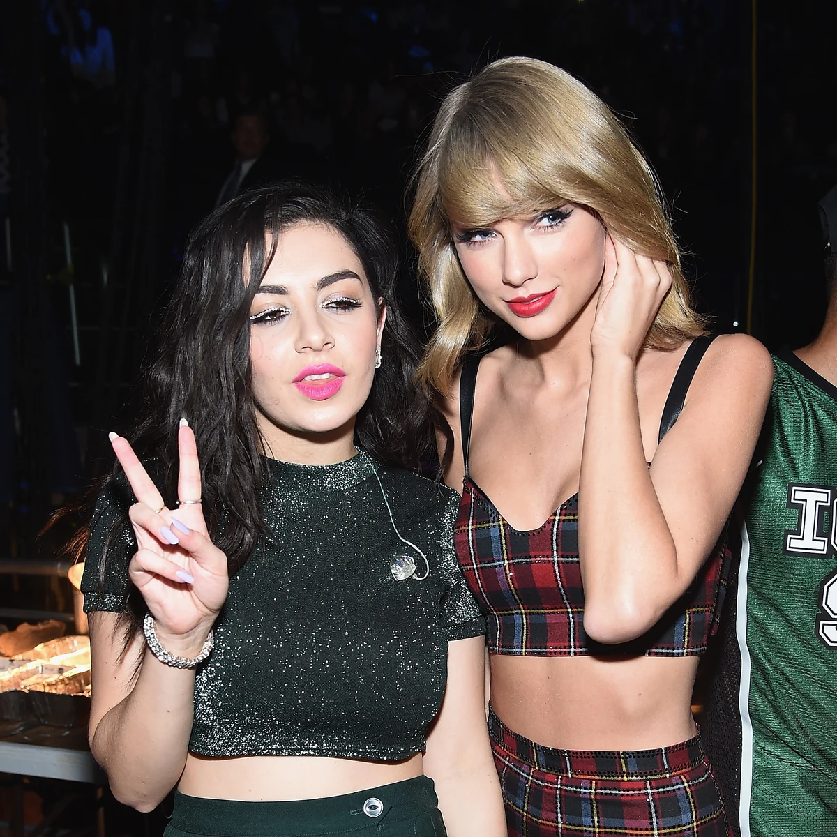Qué pasó entre Taylor Swift y Charli xcx? La historia detrás de 'Actually Romantic' | Europa FM
