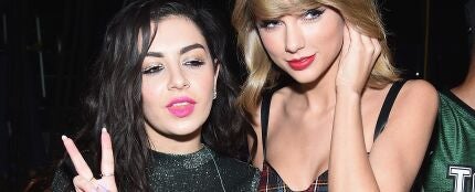 Charli xcx y Taylor Swift en 2014