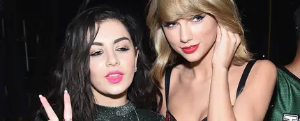 Charli xcx y Taylor Swift en 2014 Charli xcx y Taylor Swift en 2014