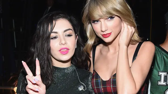 Charli xcx y Taylor Swift en 2014