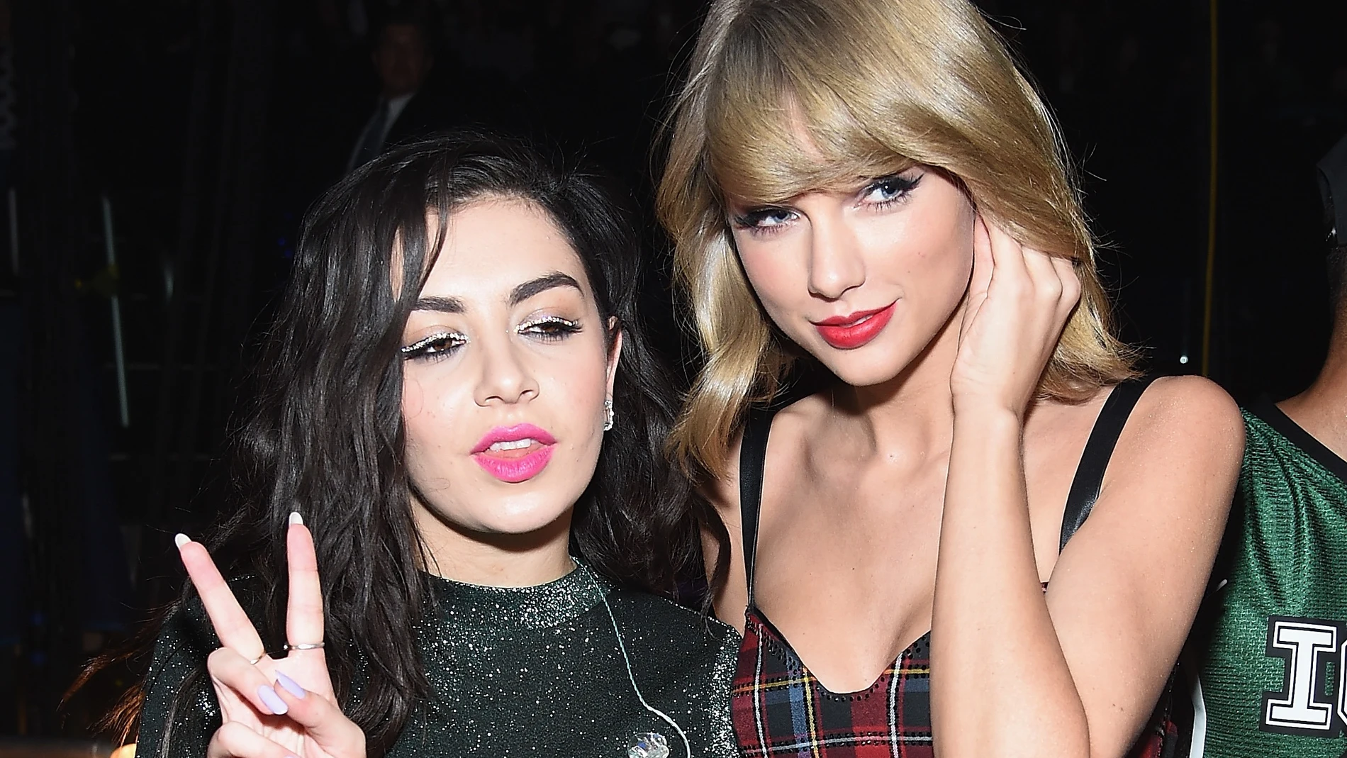 Charli xcx y Taylor Swift en 2014 Charli xcx y Taylor Swift en 2014