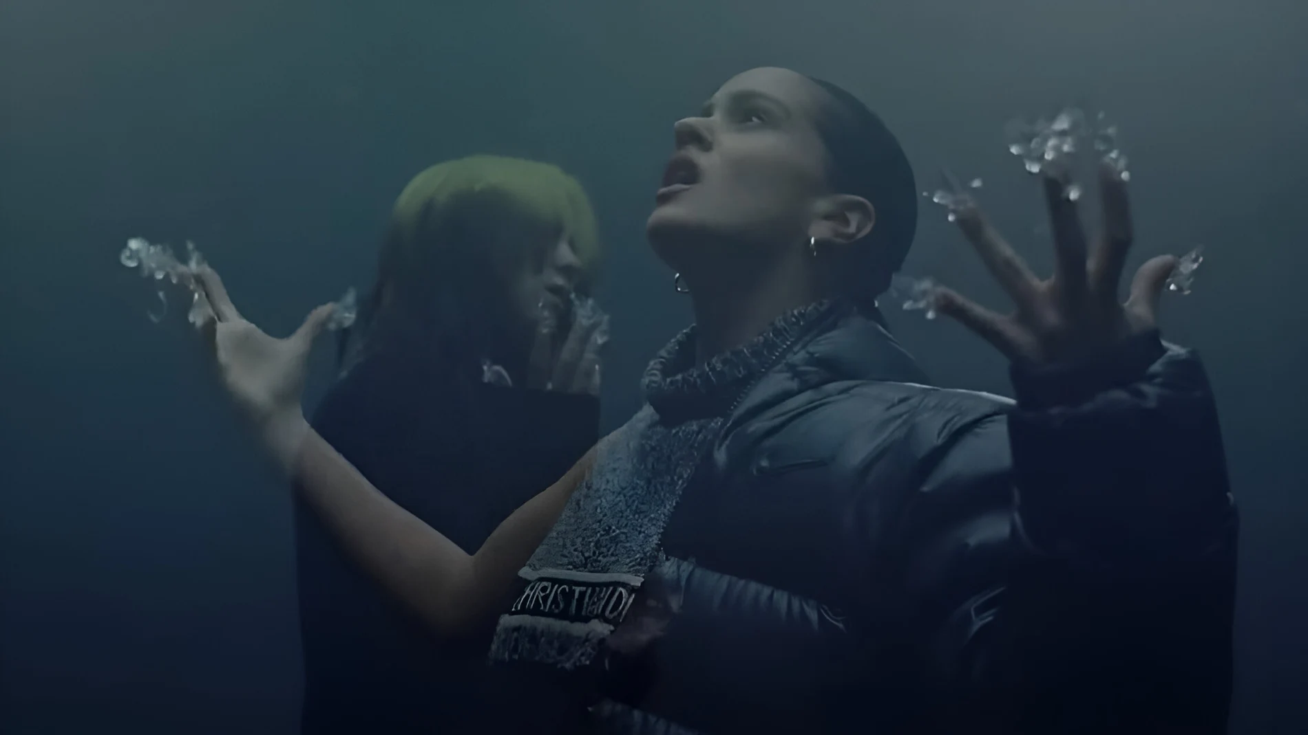 Billie Eilish y Rosalía en el videoclip de 'Lo vas a olvidar' Billie Eilish y Rosalía en el videoclip de 'Lo vas a olvidar'