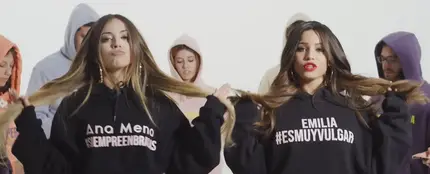 Ana Mena y Emilia en el videoclip de 'El chisme' Ana Mena y Emilia en el videoclip de 'El chisme'
