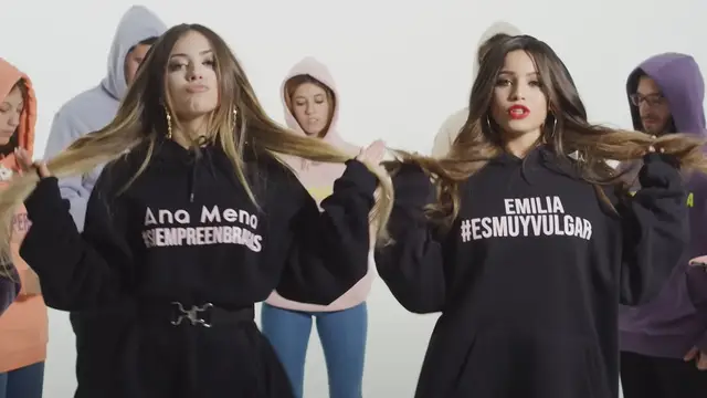 Ana Mena y Emilia en el videoclip de 'El chisme'