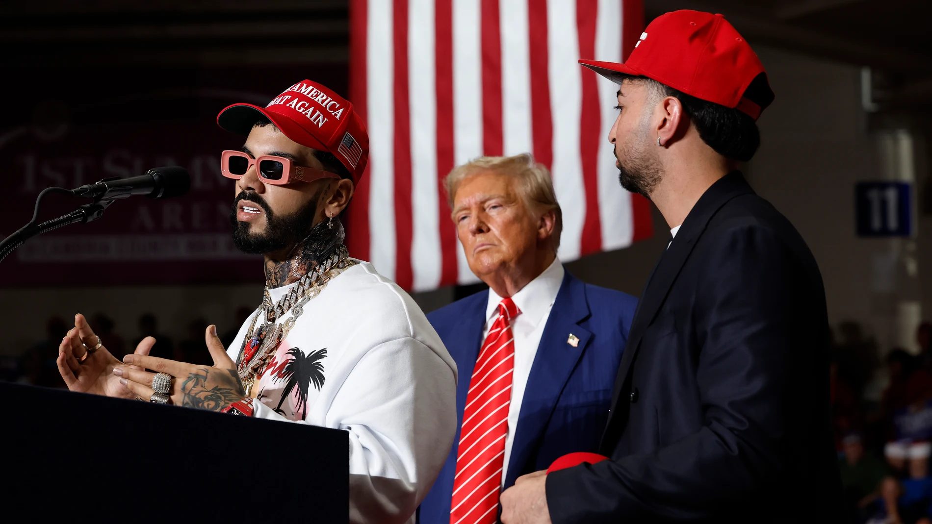 Anuel AA y Justin Quiles con Donald Trump Anuel AA y Justin Quiles con Donald Trump