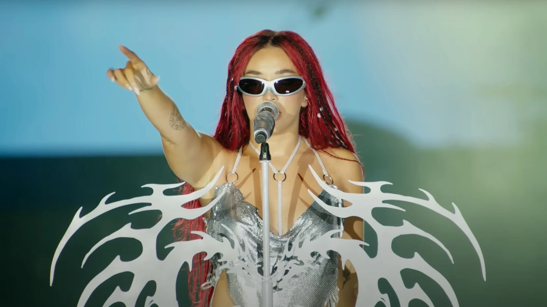 Lola Índigo interpretando 'Pesadillas' en directo Lola Índigo interpretando 'Pesadillas' en directo