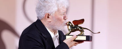 Pedro Almod&oacute;var con el Le&oacute;n de Oro del Festival de Cine de Venecia