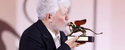 Pedro Almodóvar con el León de Oro del Festival de Cine de Venecia Pedro Almodóvar con el León de Oro del Festival de Cine de Venecia