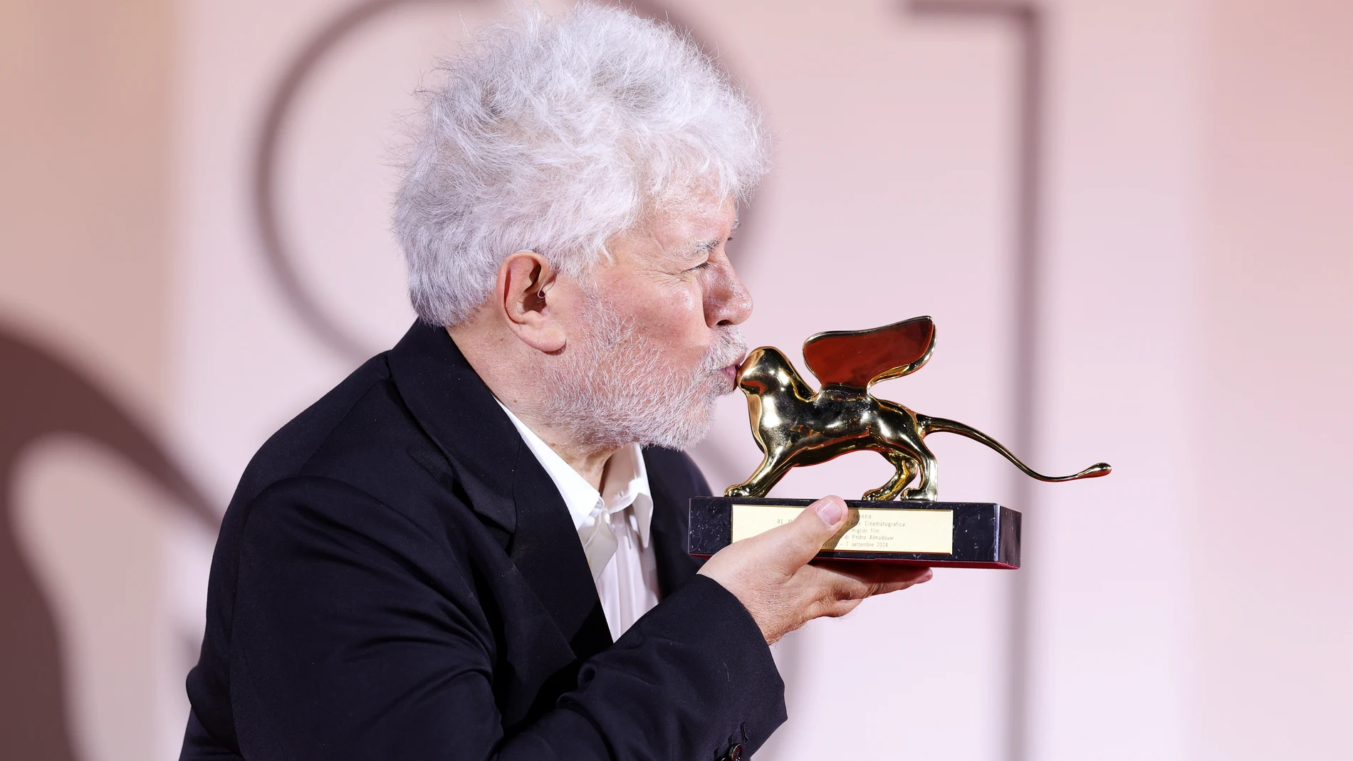 Pedro Almodóvar con el León de Oro del Festival de Cine de Venecia Pedro Almodóvar con el León de Oro del Festival de Cine de Venecia