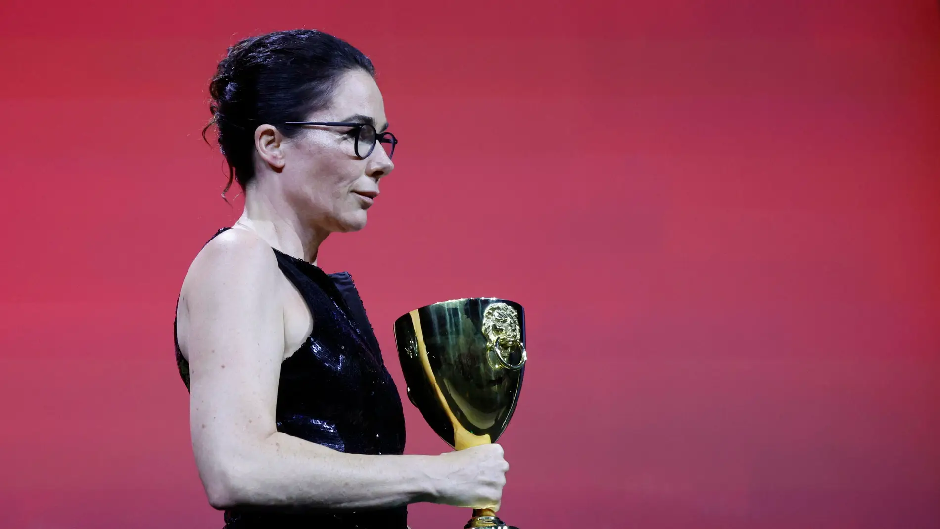 La directora Halina Reijn, en nombre de Nicole Kidman, acepta el premio Copa Volpi a la mejor actriz por 'Babygirl' en el Festival de Venecia La directora Halina Reijn, en nombre de Nicole Kidman, acepta el premio Copa Volpi a la mejor actriz por 'Babygirl' en el Festival de Venecia