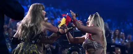Taylor Swift y Karol G en los MTV VMAs Taylor Swift y Karol G en los MTV VMAs