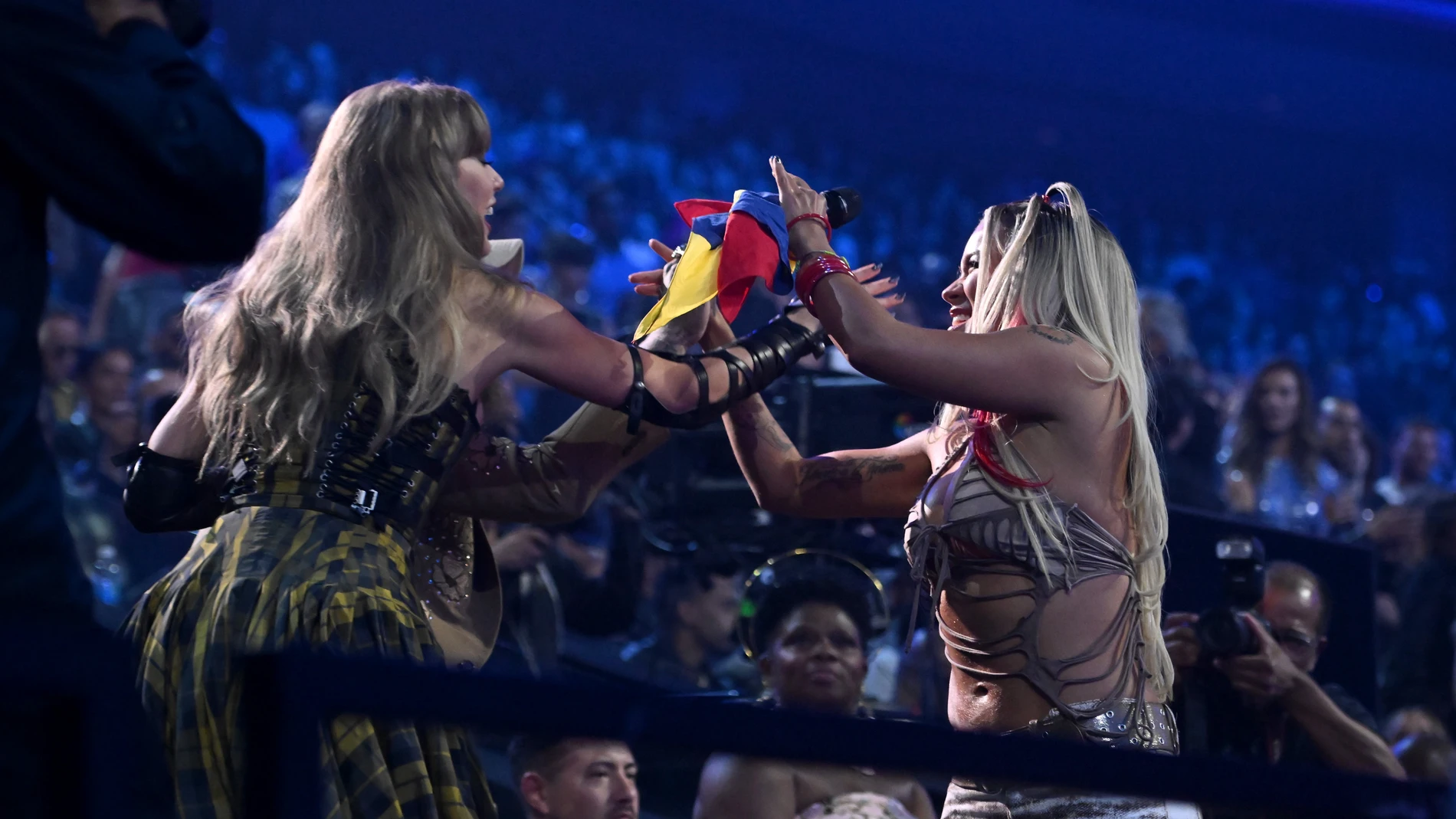 Taylor Swift y Karol G en los MTV VMAs Taylor Swift y Karol G en los MTV VMAs