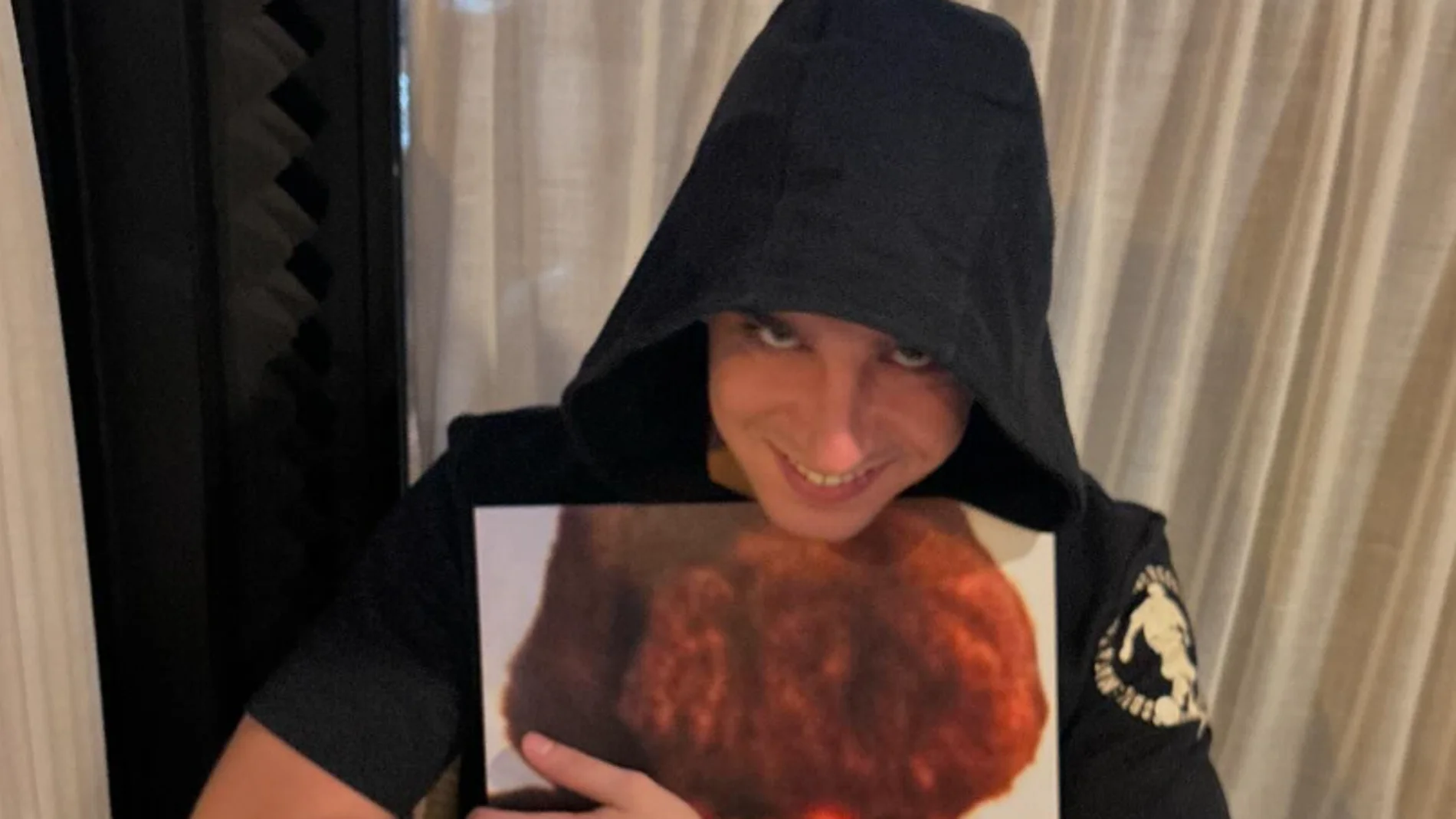 Ralphie Choo posa con el vinilo de su disco SUPERNOVA Ralphie Choo posa con el vinilo de su disco SUPERNOVA