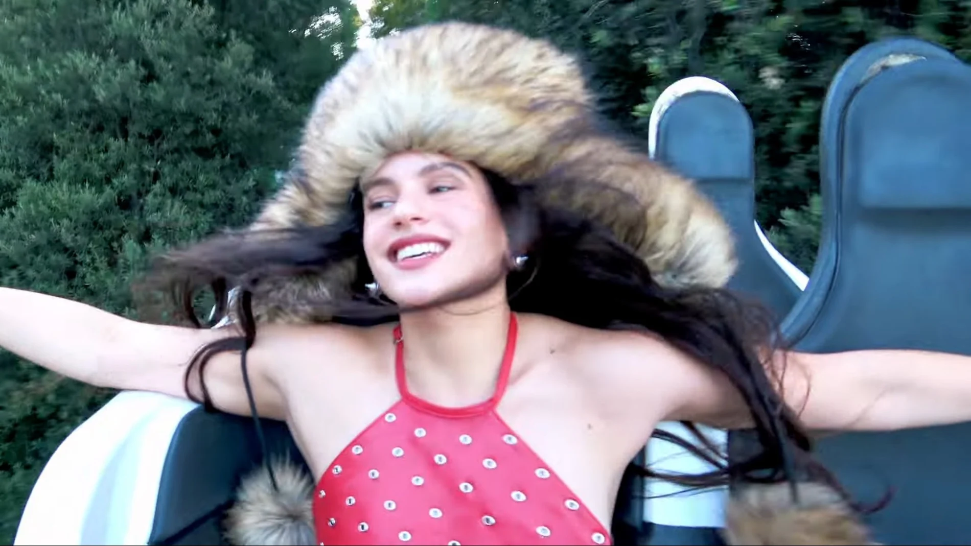 Rosalía en el vídeo de Omega Rosalía en el vídeo de Omega