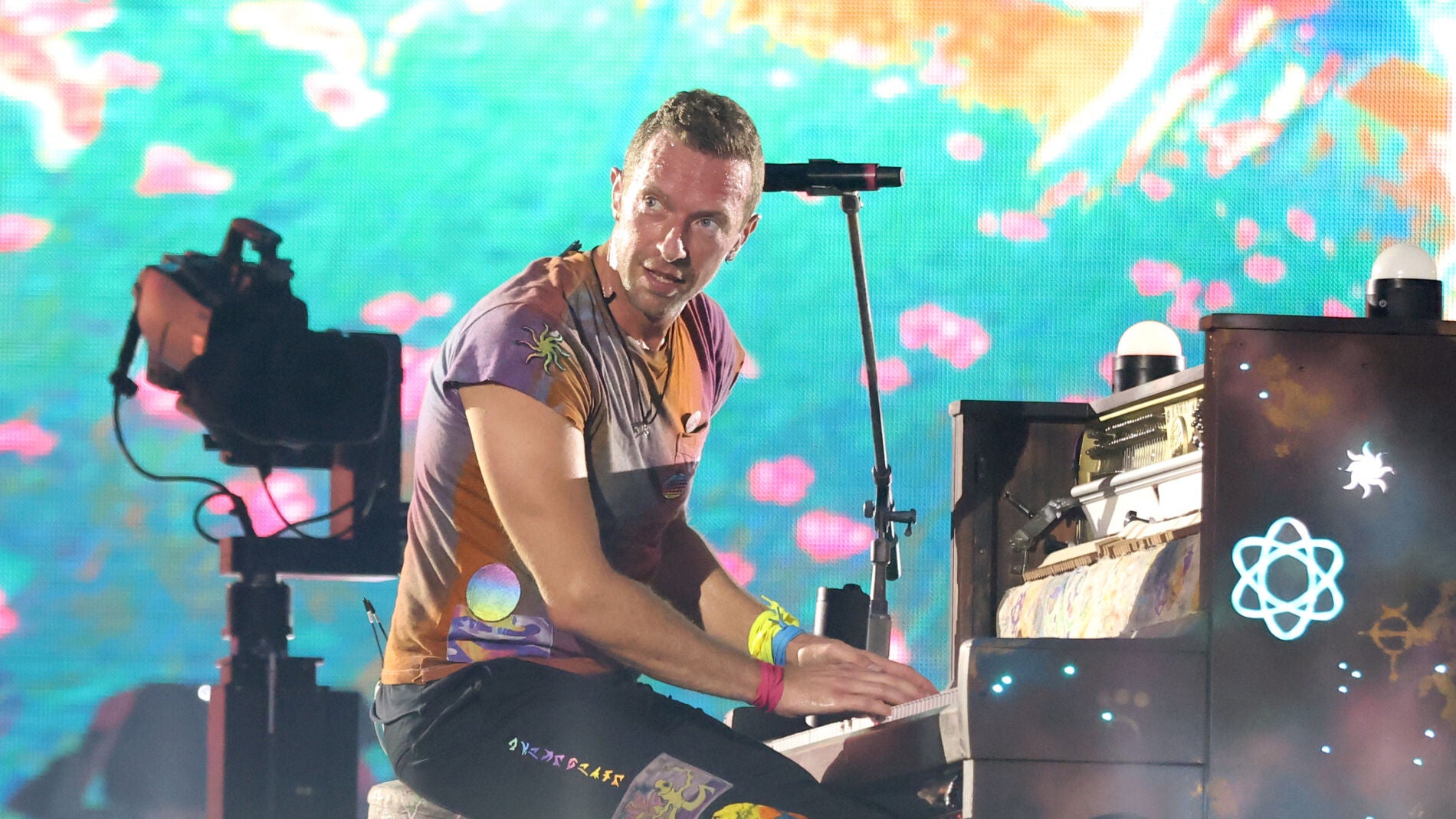 Chris Martin, vocalista de Coldplay, actúa en el escenario del estadio de Wembley, al norte de Londres, durante la gira «Music of the Spheres». 