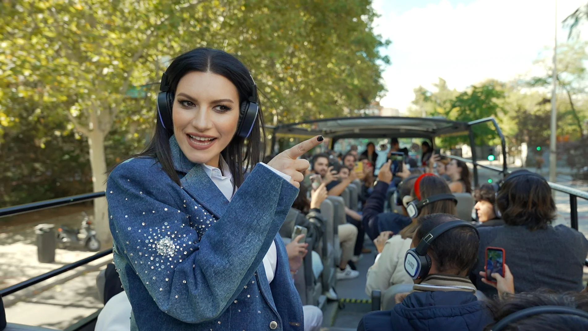 Laura Pausini en el autobús del preestreno de 'Chao' Laura Pausini en el autobús del preestreno de 'Chao'