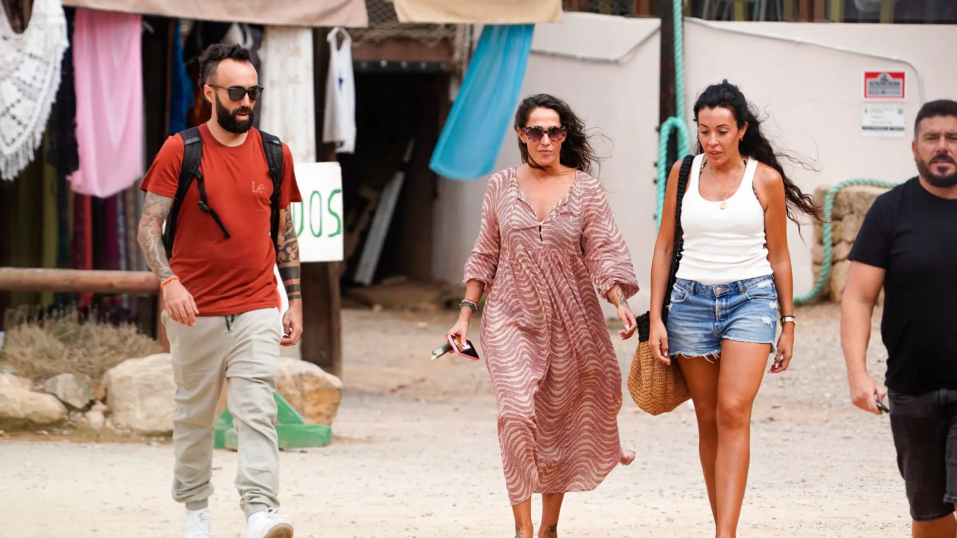 Malú en Ibiza con amigos y 'El Turco' Malú en Ibiza con amigos y 'El Turco'