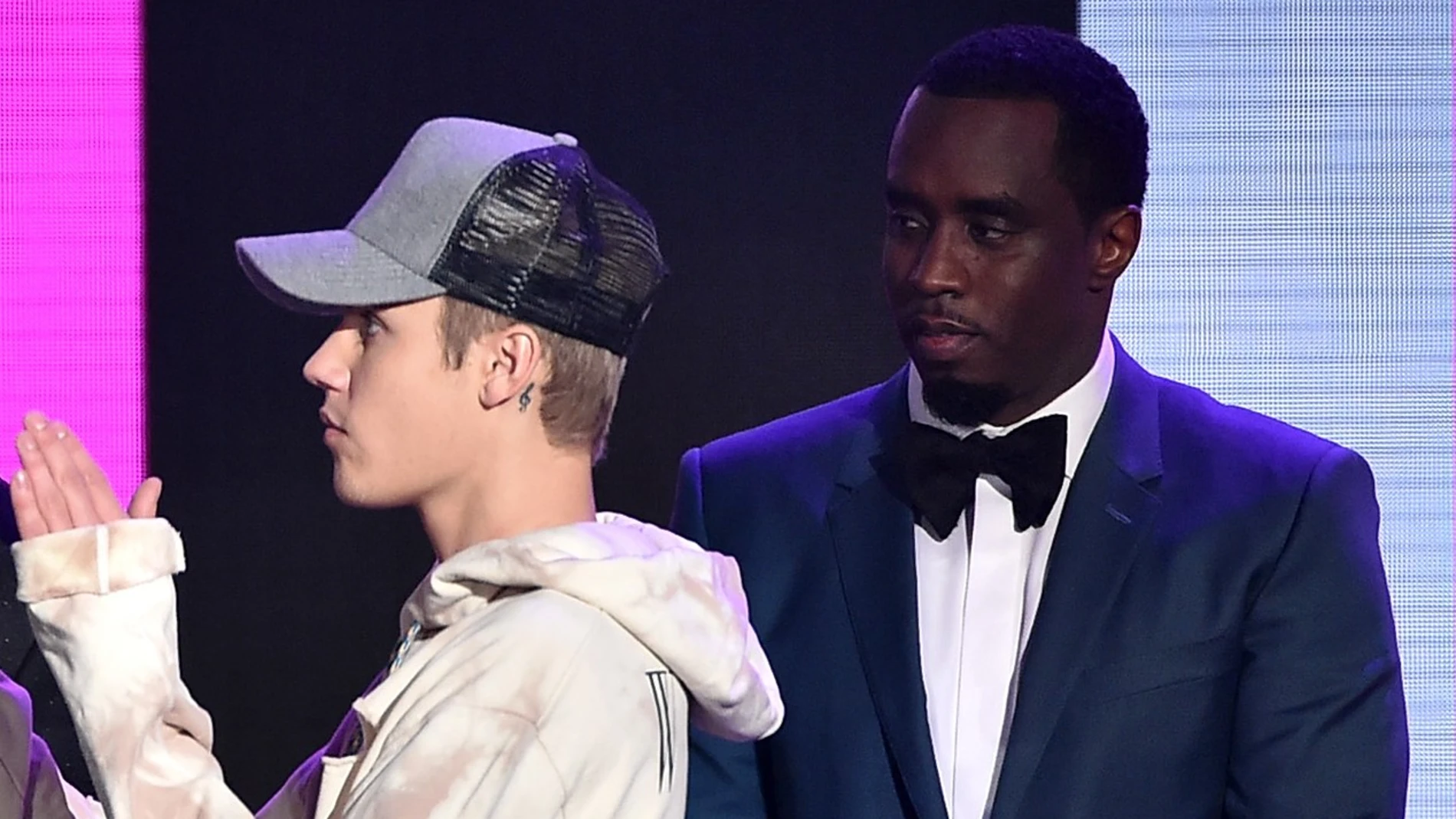 Justin Bieber y Puff Daddy en los Premios American Music de 2015 Justin Bieber y Puff Daddy en los Premios American Music de 2015