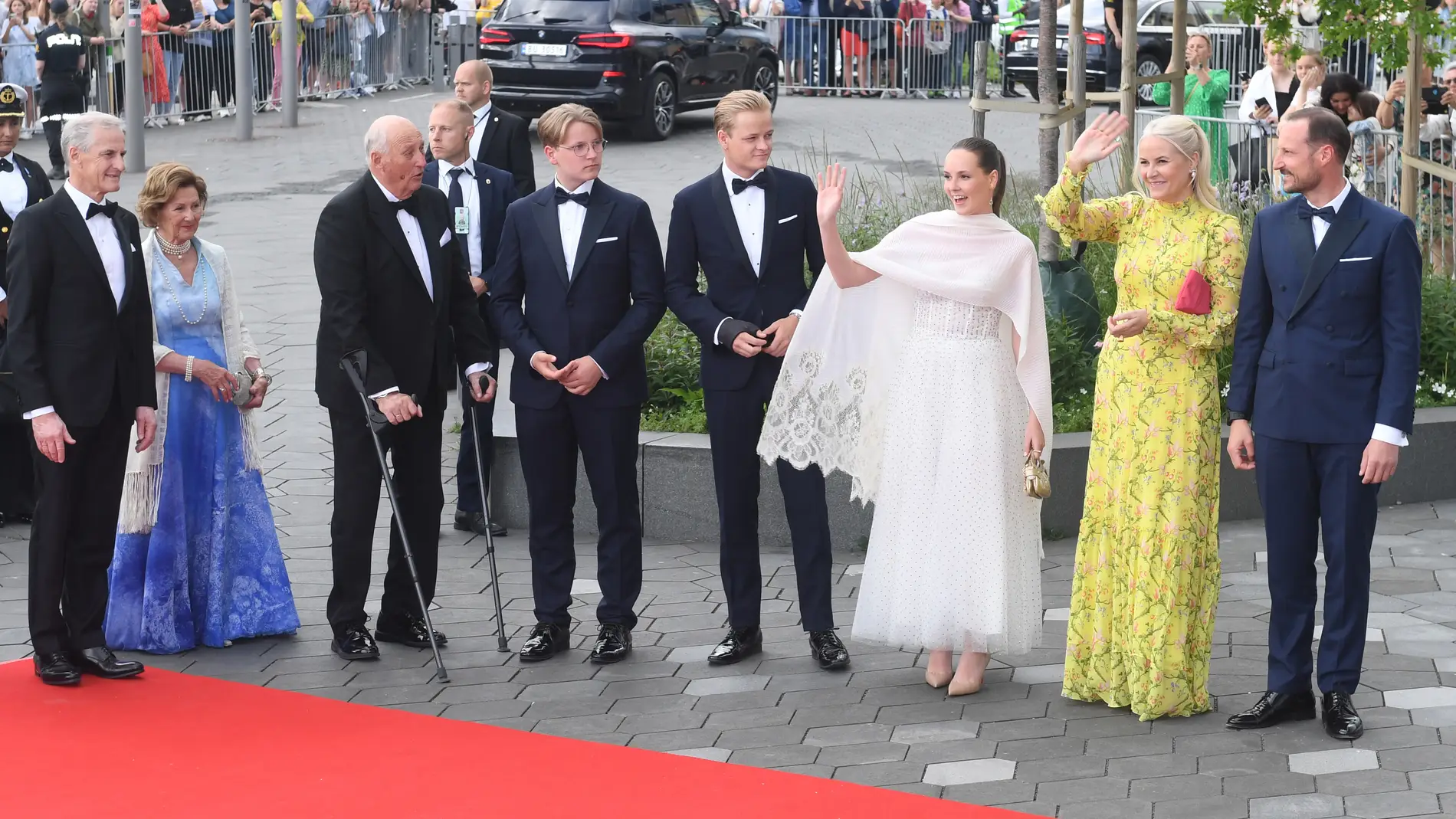 Marius Borg con la familia real de Noruega. Marius Borg con la familia real de Noruega.