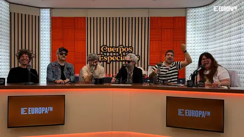 León Benavente en Cuerpos especiales León Benavente ha acudido al completo a Cuerpos especiales para presentar Nueva Sinfonía Sobre El Caos, su nuevo álbum, y han demostrado que, además de ser unos grandísimos profesionales, tienen un buen rollo envidiable.