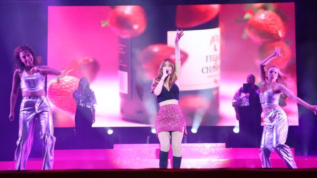 Edurne con sus bailarinas en Zaragoza