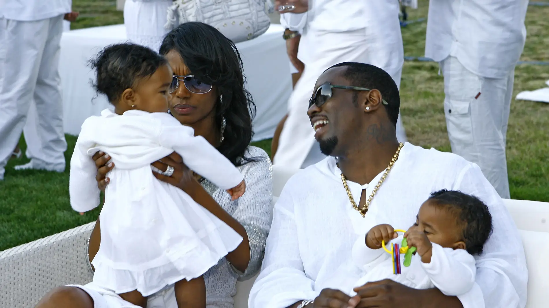 Puff Daddy con Kim Porter y sus hijas gemelas Puff Daddy con Kim Porter y sus hijas gemelas