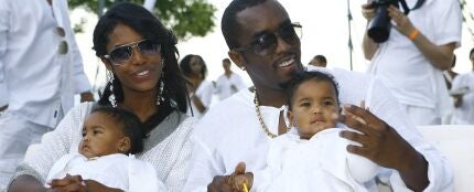 Puff Daddy con Kim Porter y sus hijas gemelas