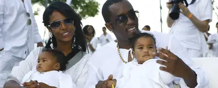 Puff Daddy con Kim Porter y sus hijas gemelas Puff Daddy con Kim Porter y sus hijas gemelas