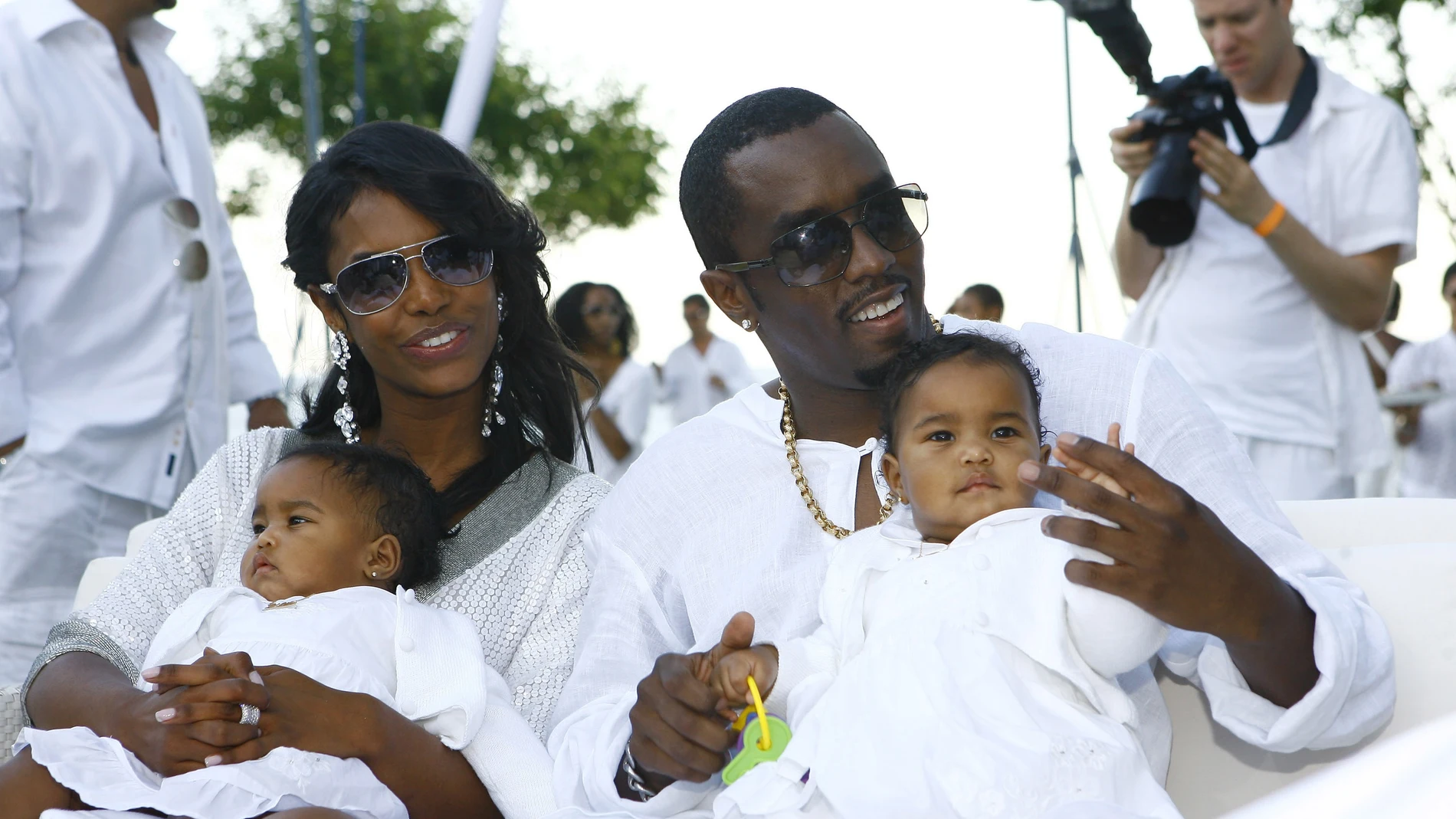 Puff Daddy con Kim Porter y sus hijas gemelas Puff Daddy con Kim Porter y sus hijas gemelas