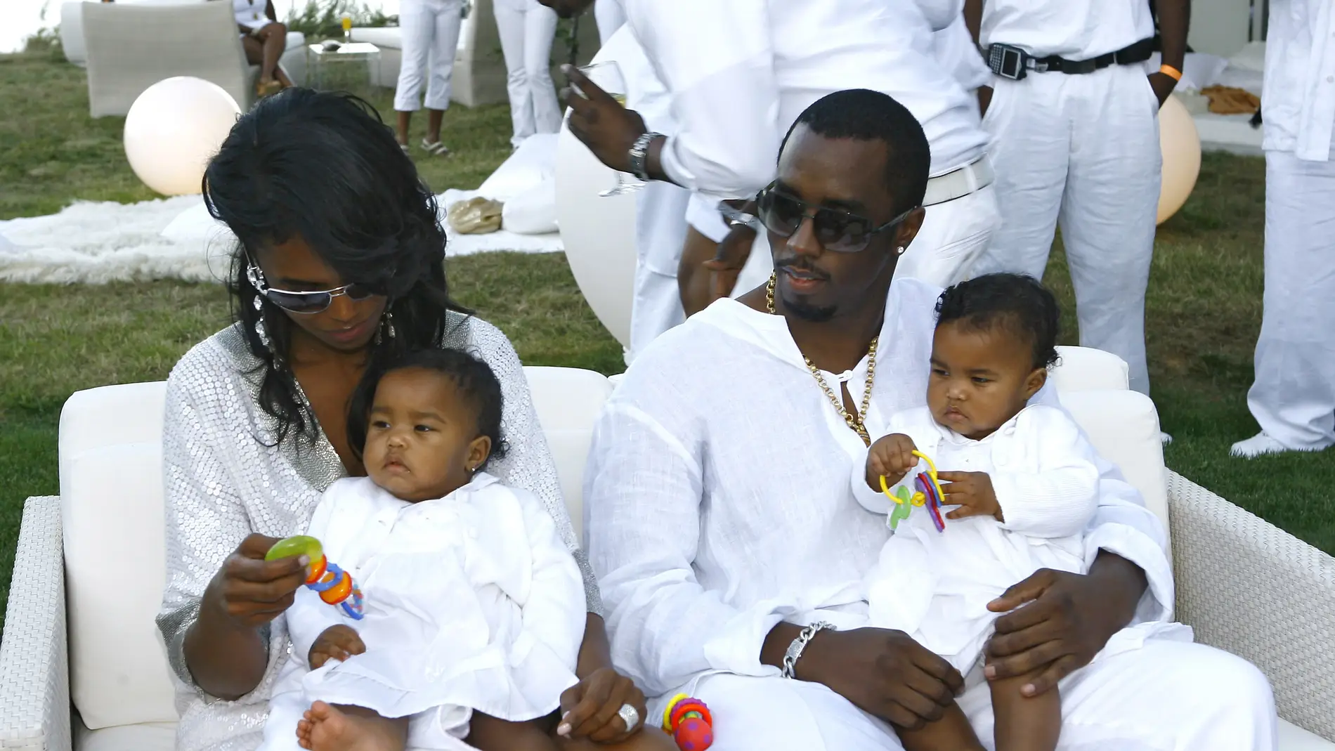 Puff Daddy con Kim Porter y sus hijas gemelas Puff Daddy con Kim Porter y sus hijas gemelas
