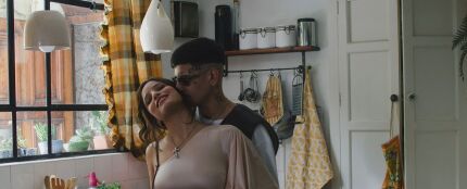 Emilia y Duki en el videoclip de noviogansta