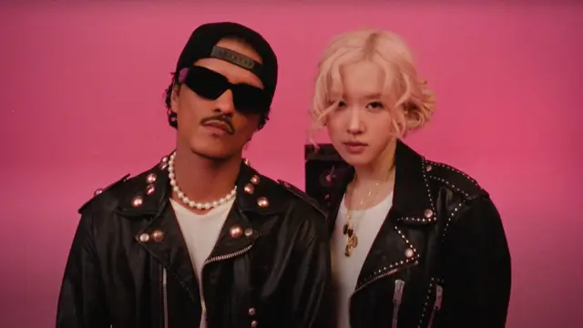 ROSÉ y Bruno Mars en el videoclip de 'APT.'